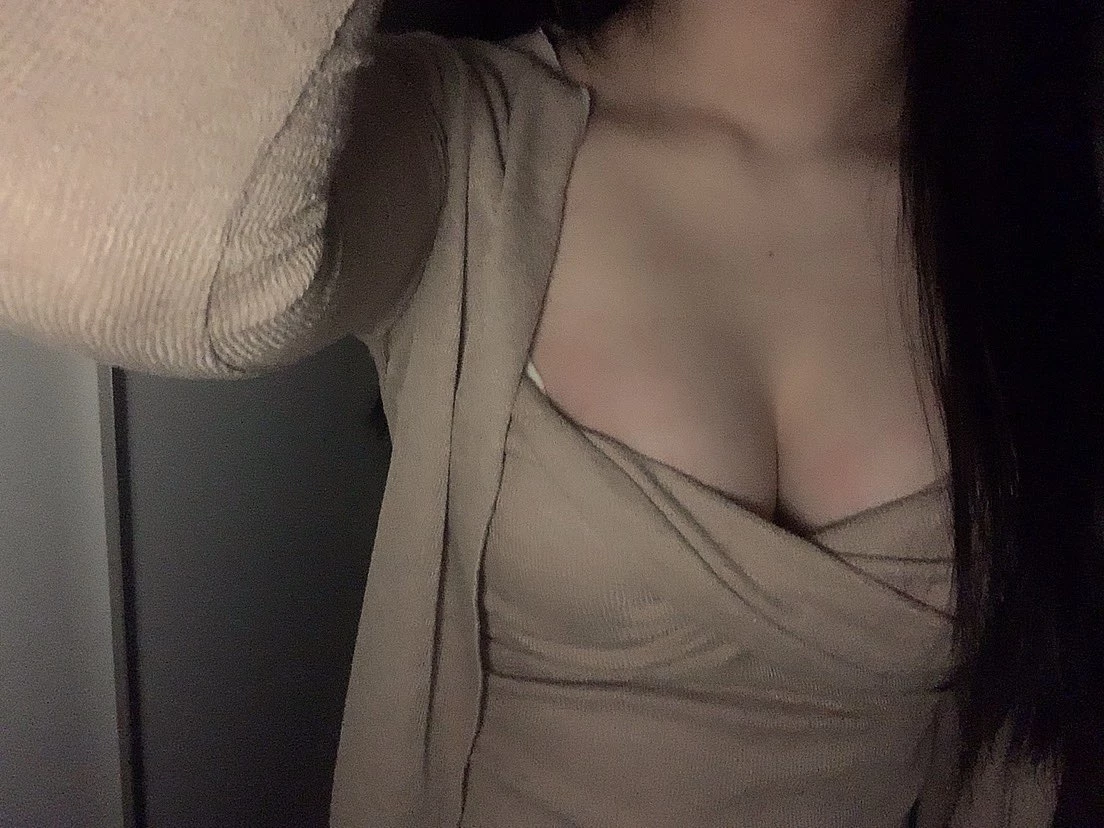 撩起衣服袒露美乳，翘起屁股露出淫穴[21P]