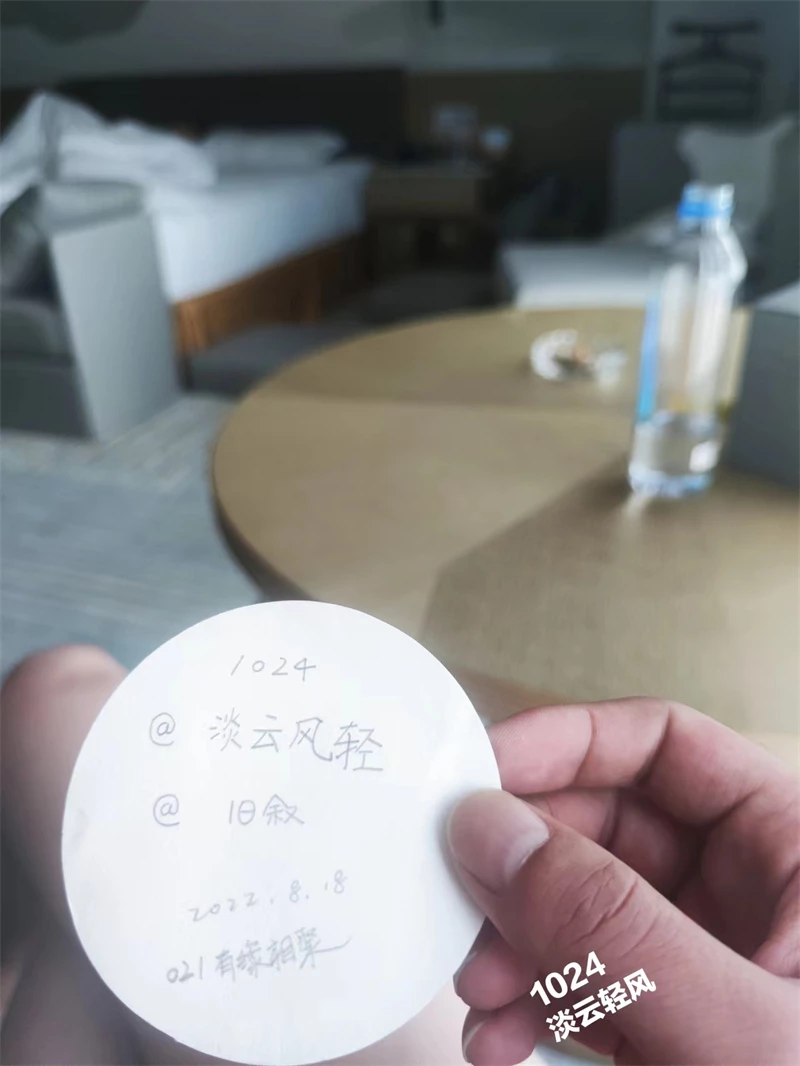 [旧叙原创]会员投稿 021大哥对老婆性的关爱 线下单约满足小嫂子的欲望 情趣三通 手写ID 验证[26P]