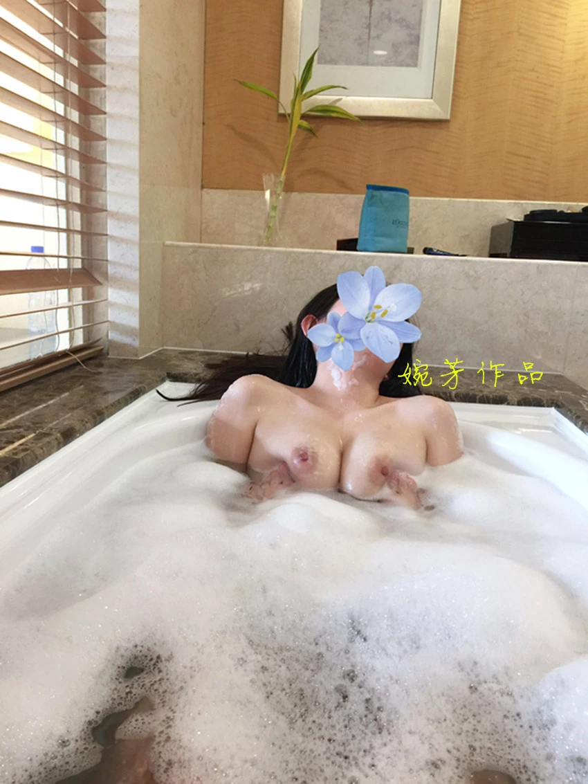 那些花儿事之二。半遮半掩的诱惑！喜欢轻度SM调教和露出给主人表演个双洞吸烟[16P]