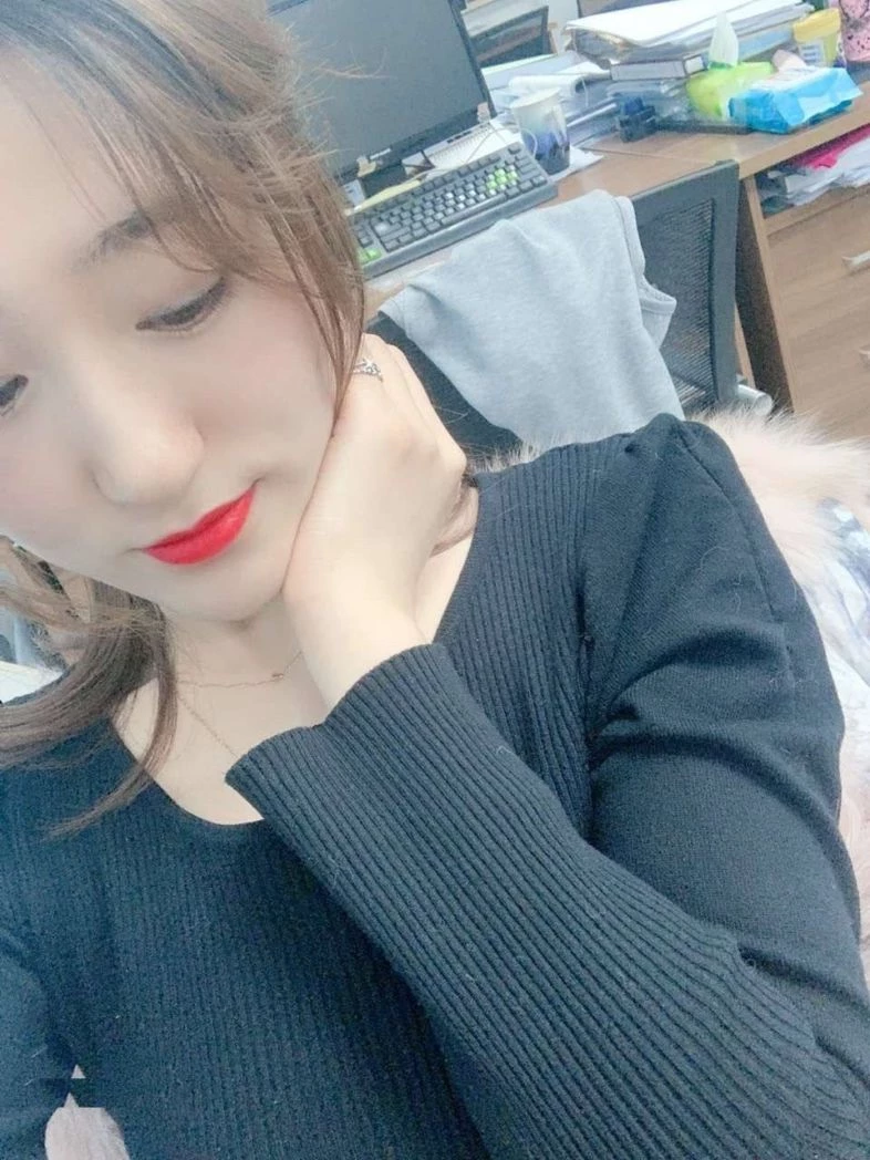 穿上衣服是知性白领 脱光衣服就是性感少妇[19P]