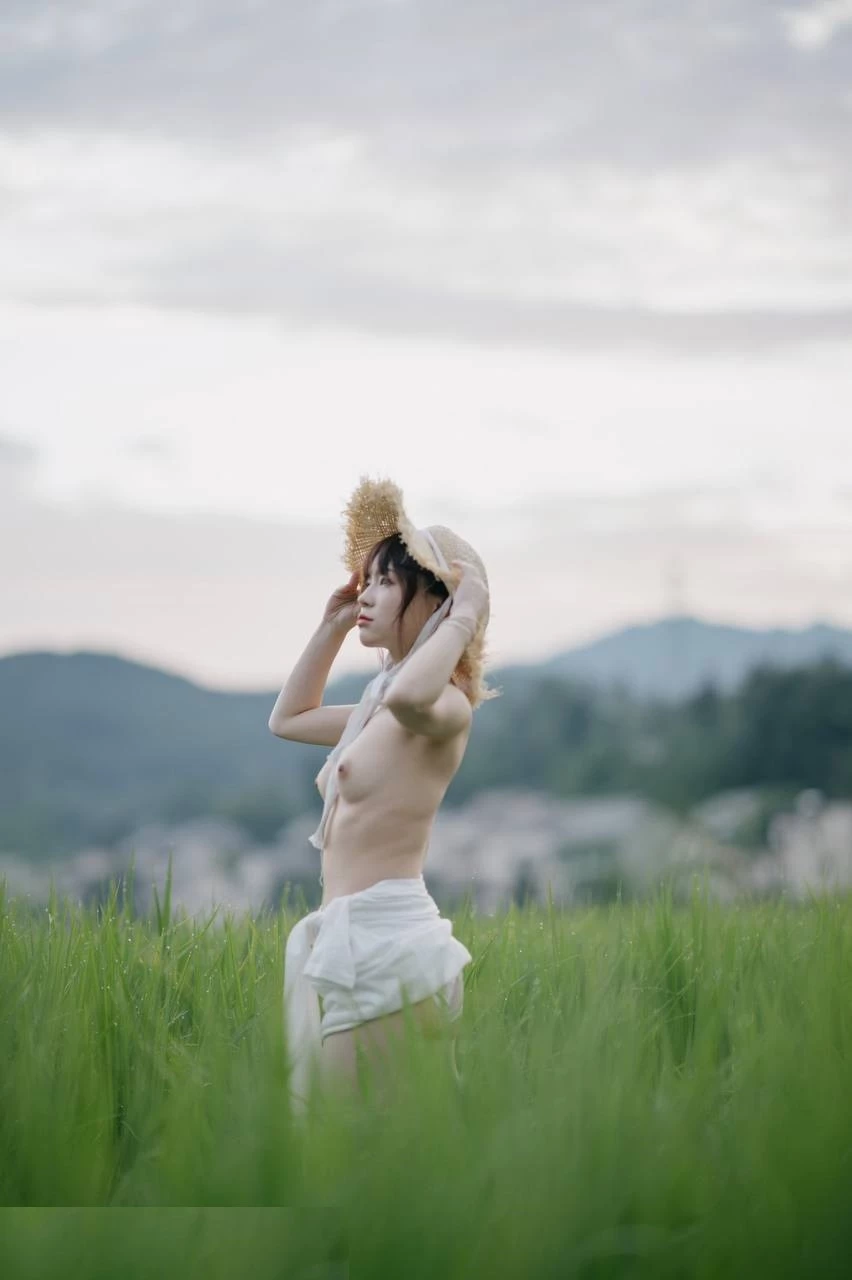 女主的身材属于微胖，皮肤很白[19P]
