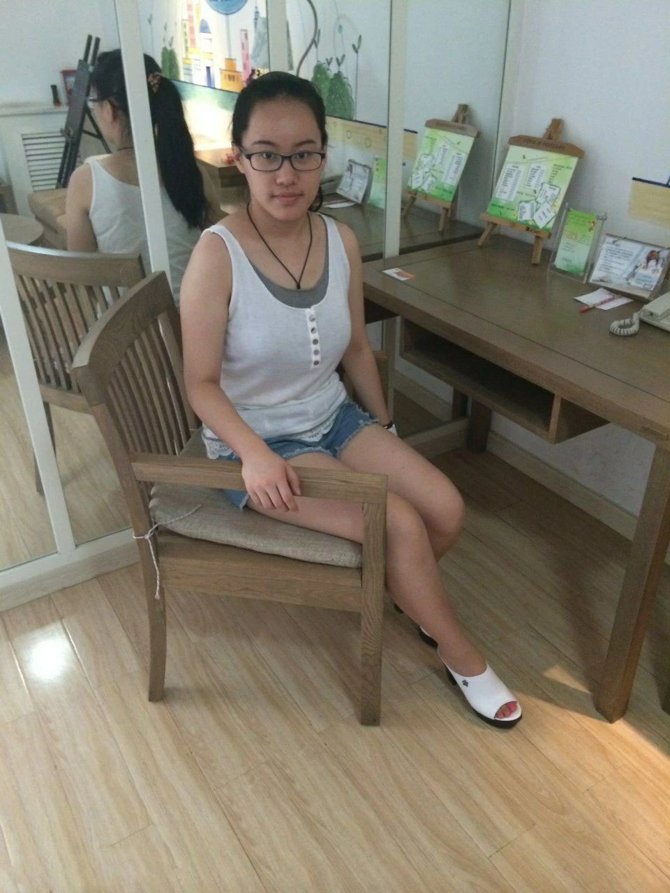 十个眼镜9个骚，尤其胸大又多毛[10P]