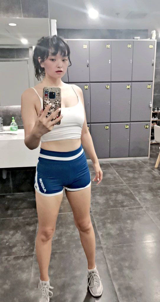 班里的体育委员绿茶婊偷腥闺蜜男友，被闺蜜带人找上门来打[12]