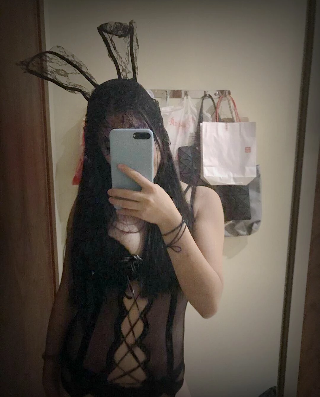韶关酒庄极品小妹，白嫩粉红逼［11P］