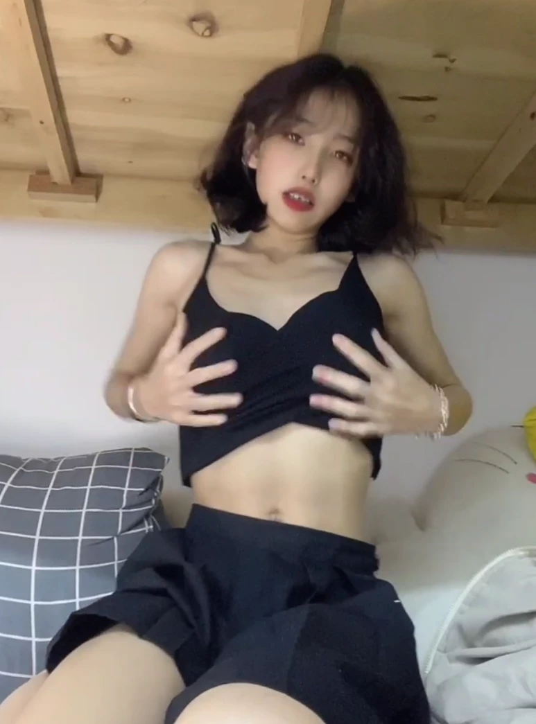 喜欢调教追求刺激的过程，生活中是个比较高冷不爱主动的女人[15P]