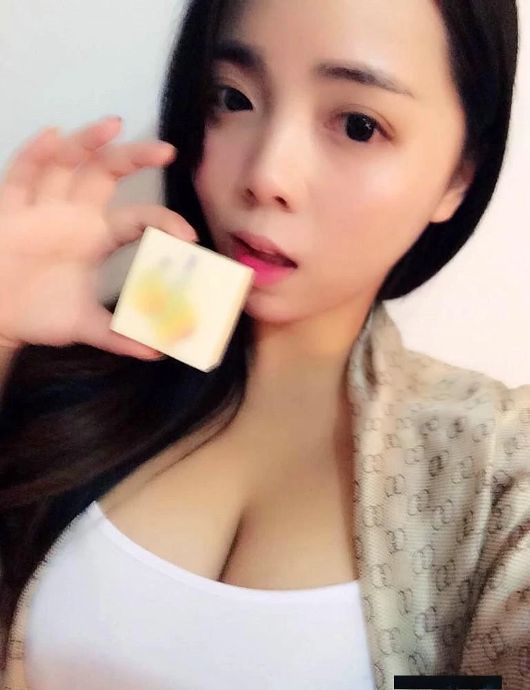 丰满小护士的乳房这样大，得两个手才能抓过来[15P]