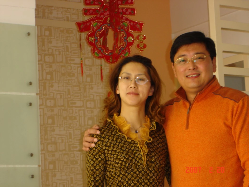戴眼镜讨人喜欢的人妻模样，脱下衣服就淫荡无比[17P]