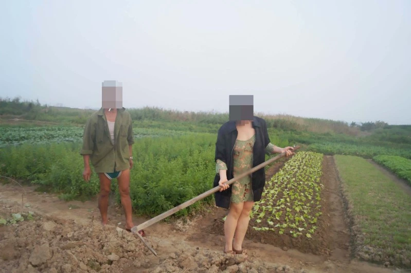 丰满女人去地里勾搭老农民来插她[20P]