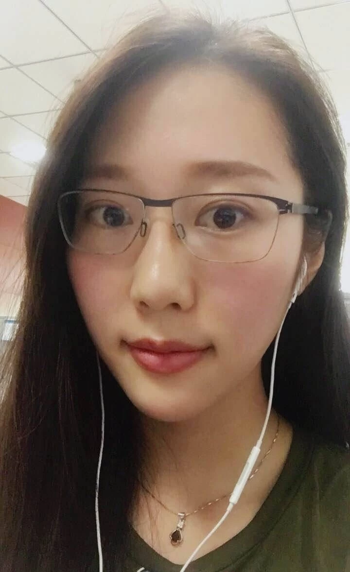 妹子容貌姣好,逼也干净，就是拍的有点少[19P]