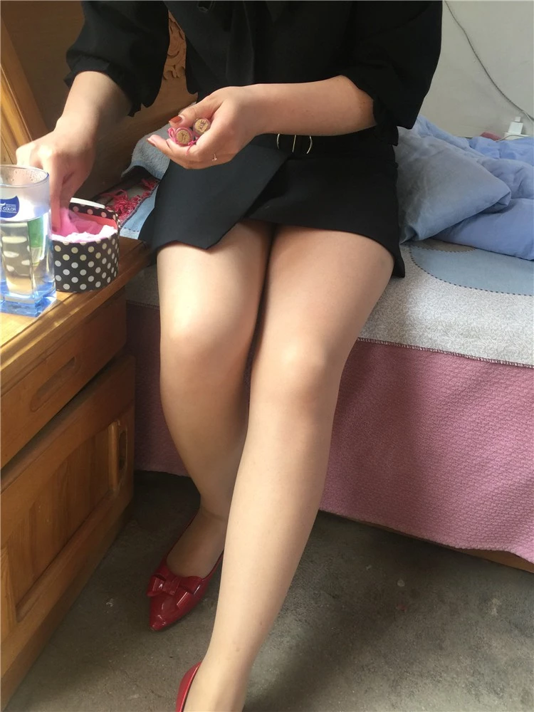 丰满的身材，看着很诱人，最后射到红色高跟鞋里[20P]