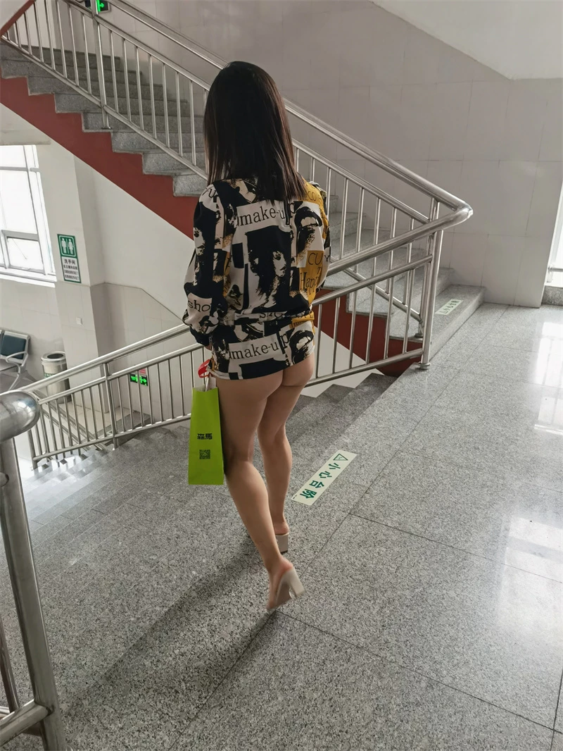 [旧叙原创]来自群友的投稿 无毛老婆的 露出和情趣内衣展示 道具调教 真空露出 人美 鲍更美 手写验证 [27P]