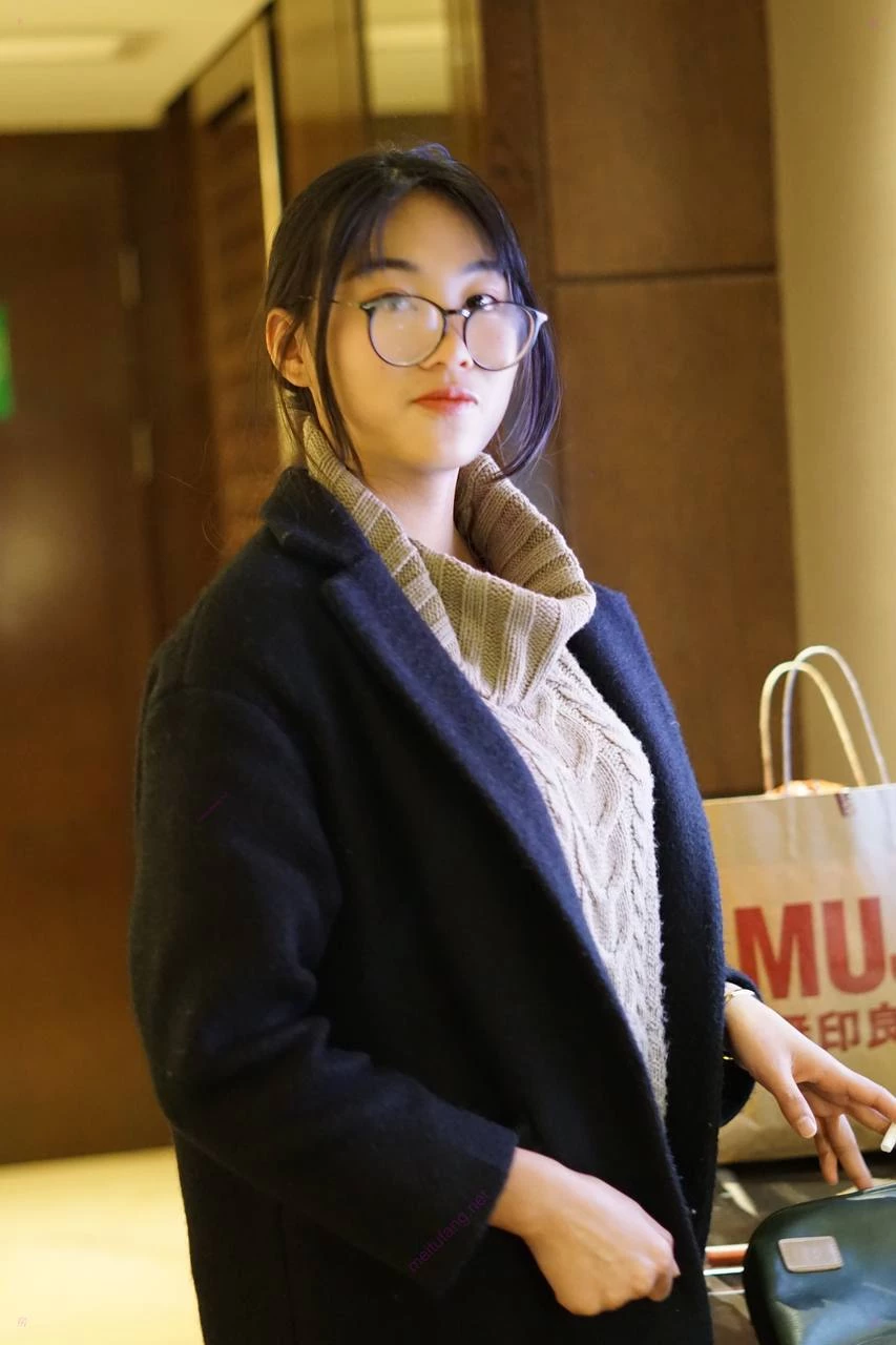 公司新来的反差感很强实习姑娘[10P]