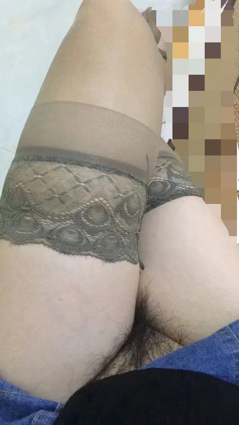 性感黑丝长腿淫荡美娇妻的诱惑，需要几个男人才能满足？[28P]