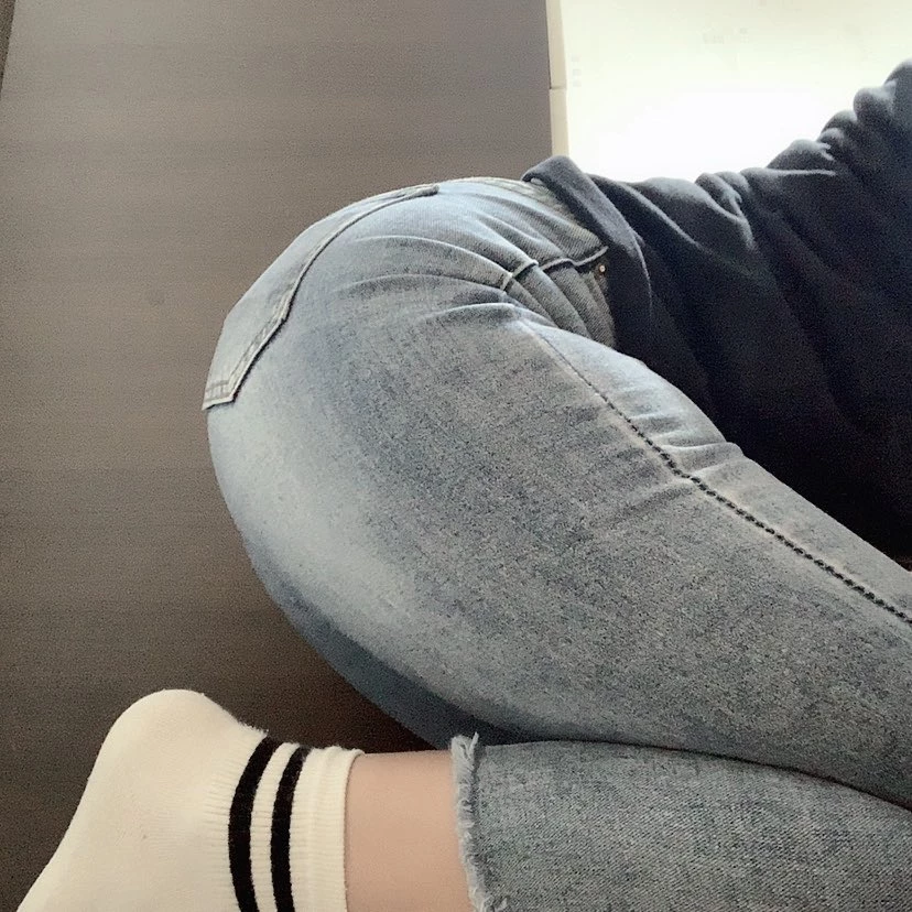 满手的淫水，牛仔裤和嫩穴更配哦！[15P]