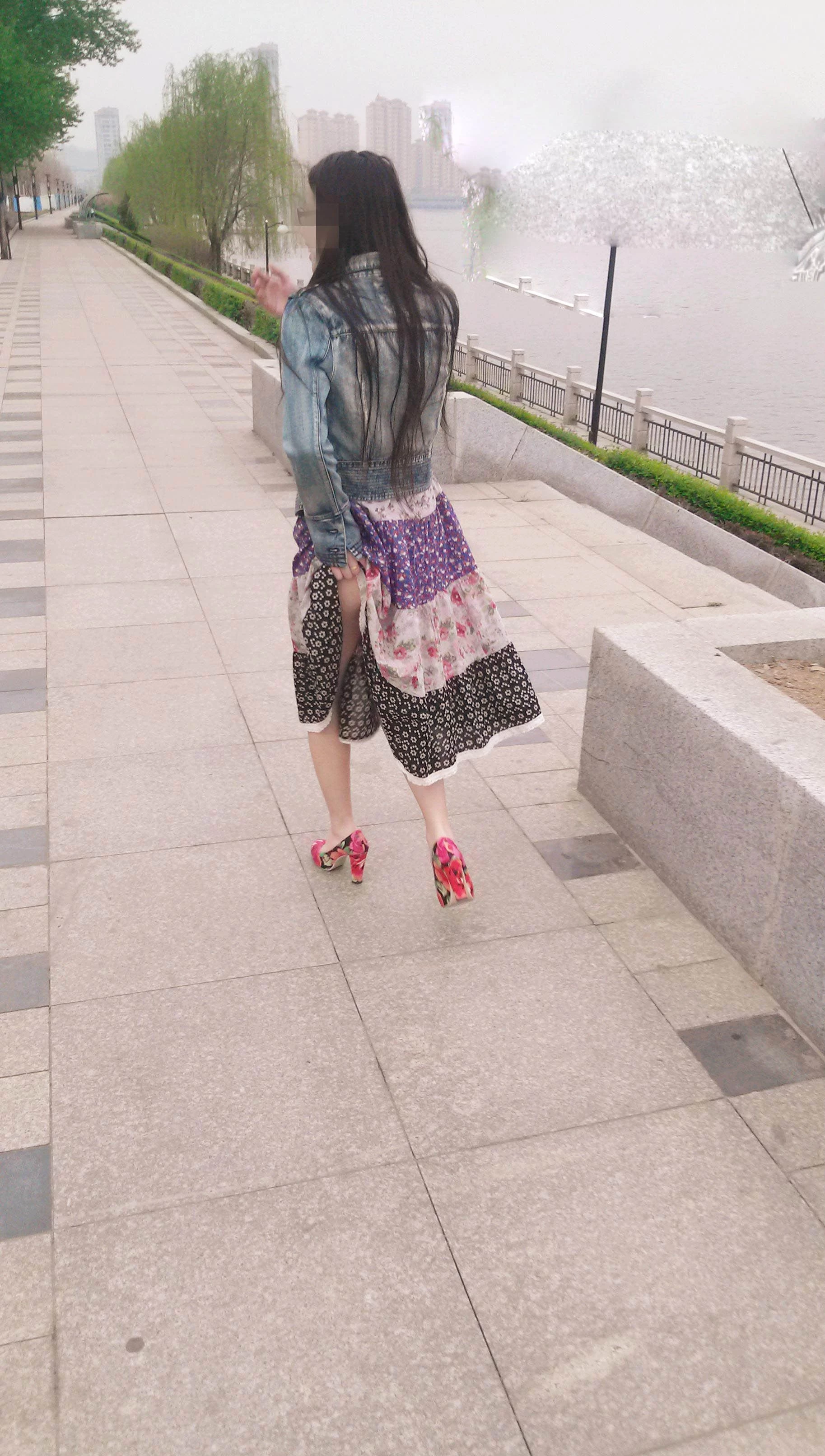 喜欢大鸡巴的妹妹公共场所露拍[11P]