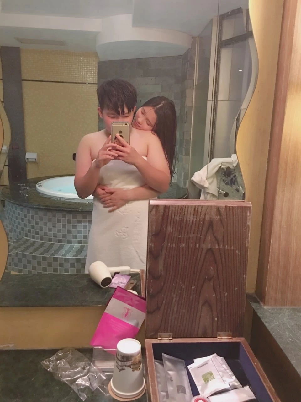 一对骚男女的自拍[10P]