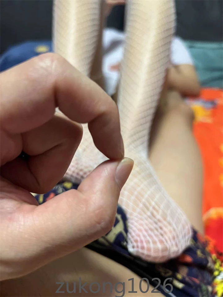 [原创][足控淫妻社]0371 罩杯不大创造神话 护士服人妻被大兄弟拍的稀碎 [16P]