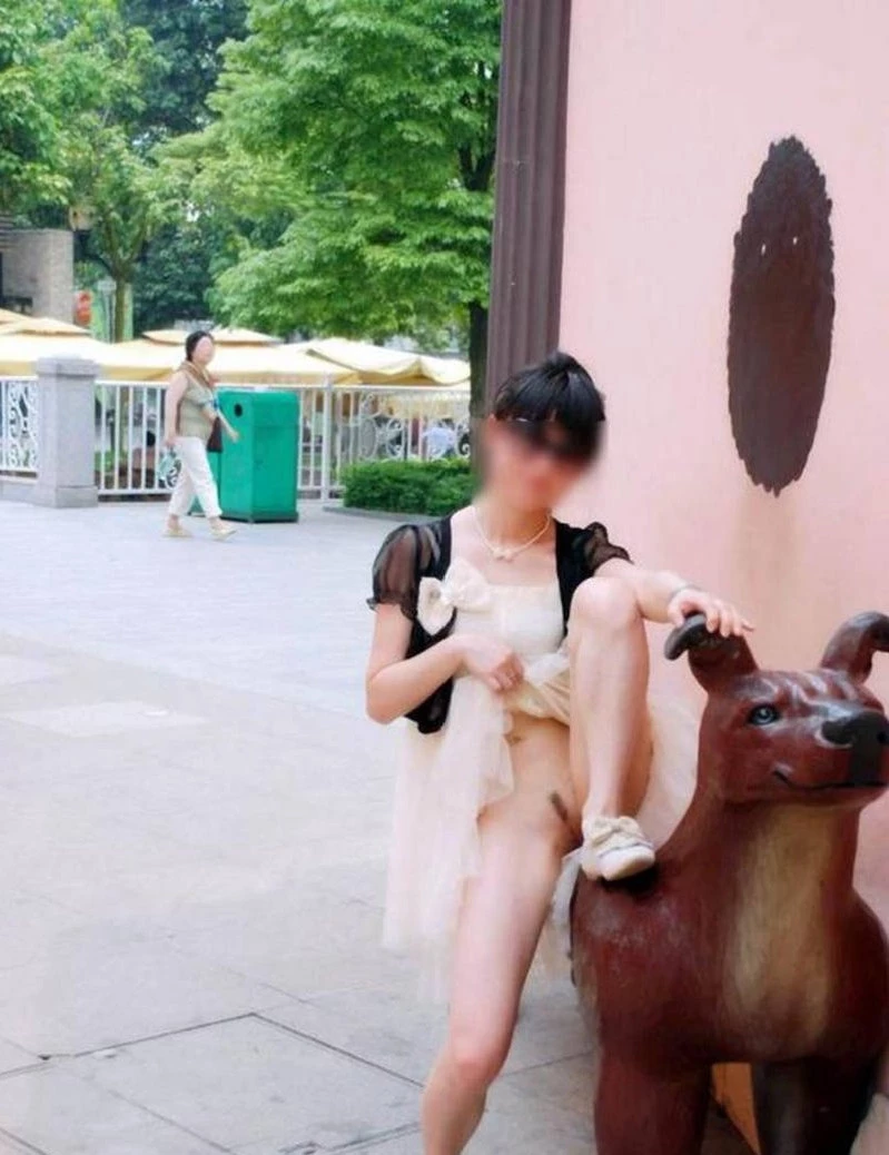 疯狂的妹子在公共场所大胆的露出[10P]