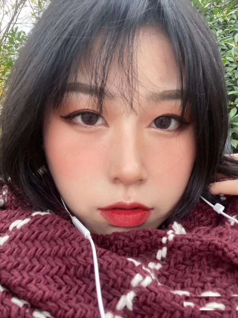 奶子真的很大啊。这mm嫩，搞起来肯定也爽，吸奶爽死[20P]