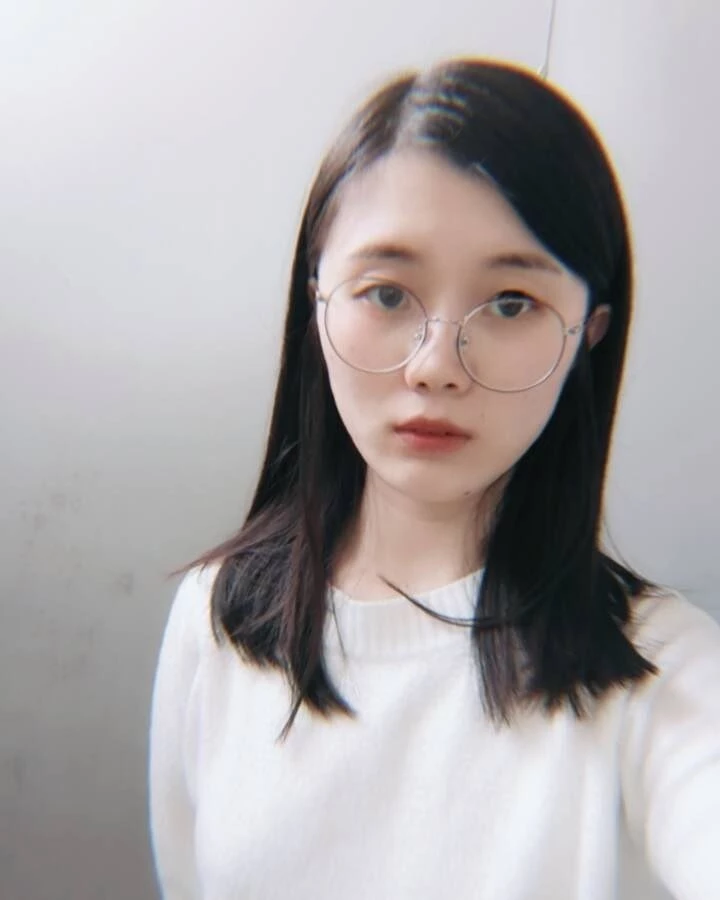 戴眼镜的妹子忧伤的气质[18P]