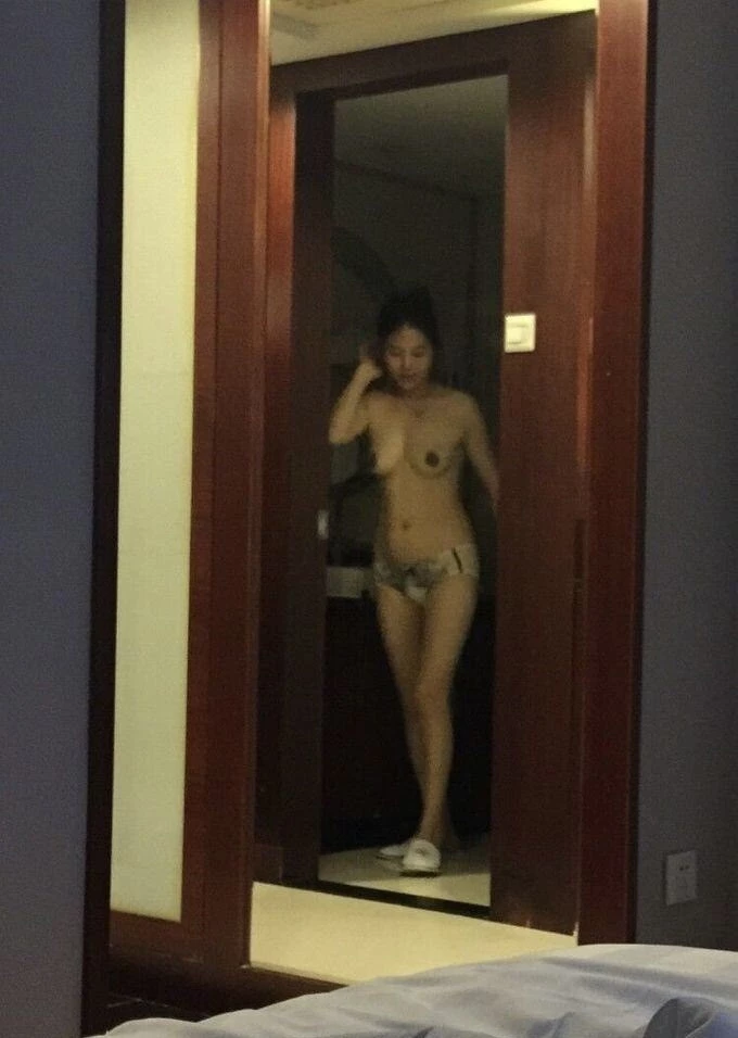 射完精让妹子吃好鸡巴[10P]