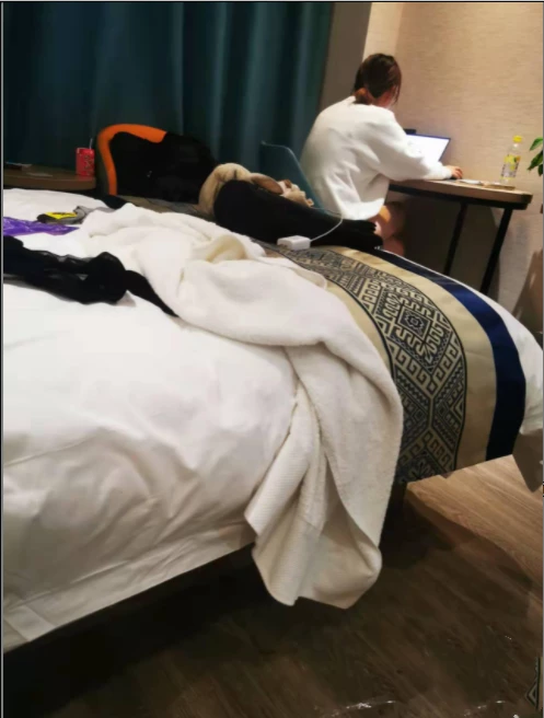 同事表面是个乖乖女，其实是个骚货[14P]