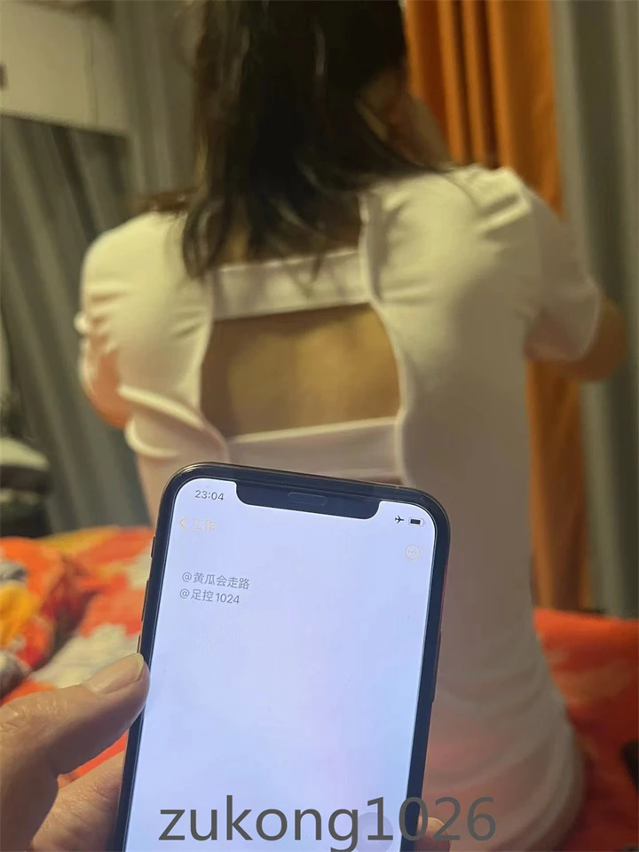 [原创][足控淫妻社]0371 罩杯不大创造神话 护士服人妻被大兄弟拍的稀碎 [16P]