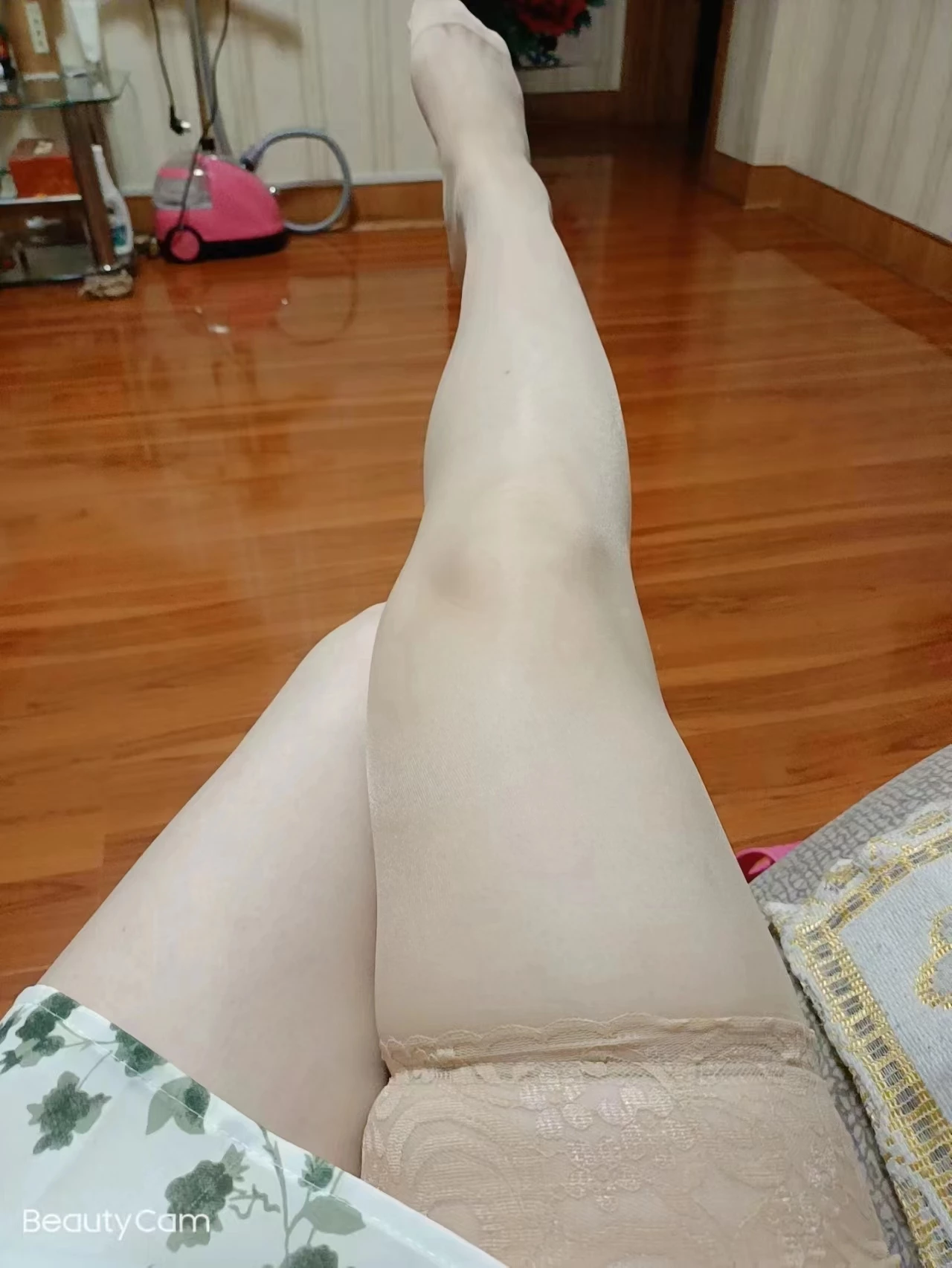 所有男人都喜欢的黑丝高跟，再搭配上粉色的奶头，真的不想进来吸几口再回家吗？[14P]