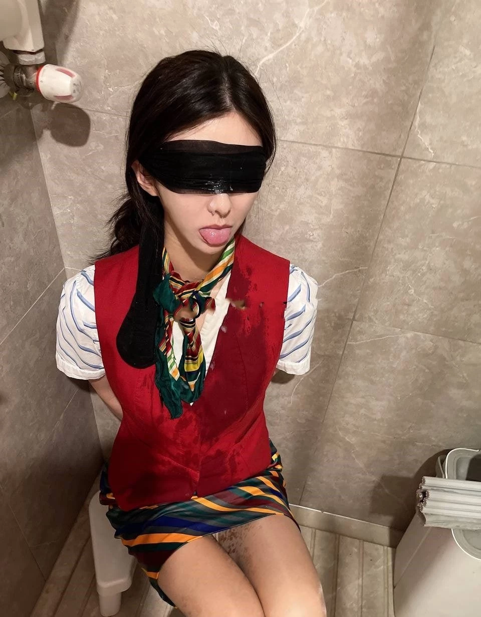 空姐姨妈来了只能足交了[10P]