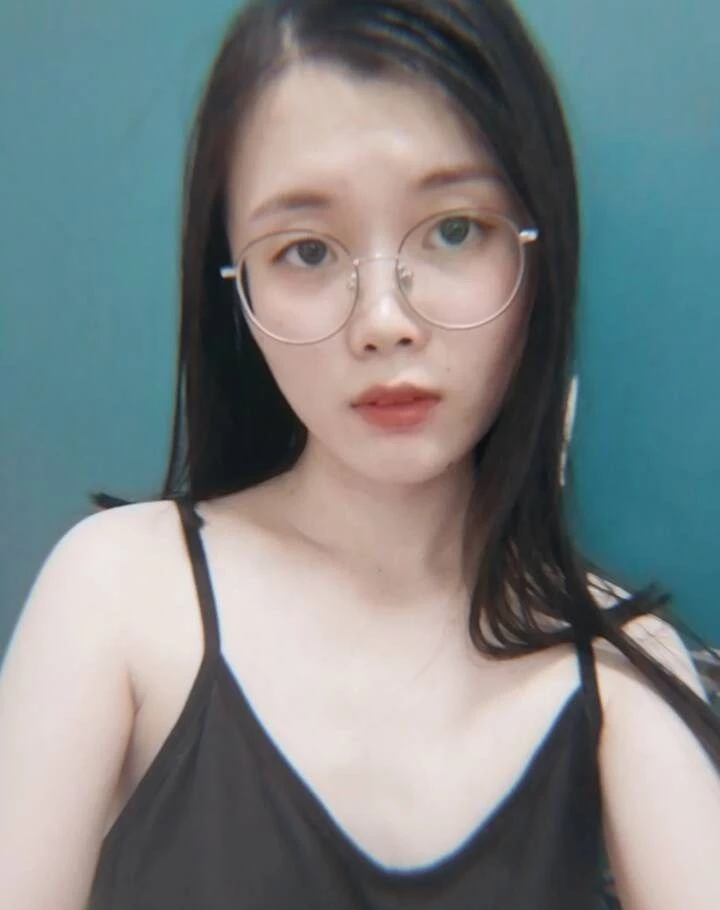 眼镜妹子忧伤的气质[18P]