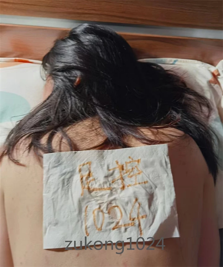 [原创][足控淫妻社]嫩嫩小母狗 婚后刚上手 广佛若有缘 相伴操一宿[20P]
