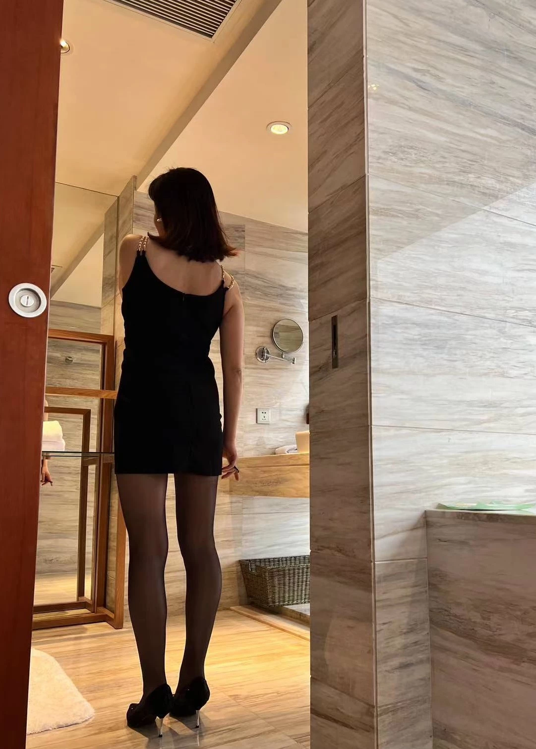 巨乳丝袜高跟美少妇，口爆，骑乘，后入，自摸，被操爽 [21P]