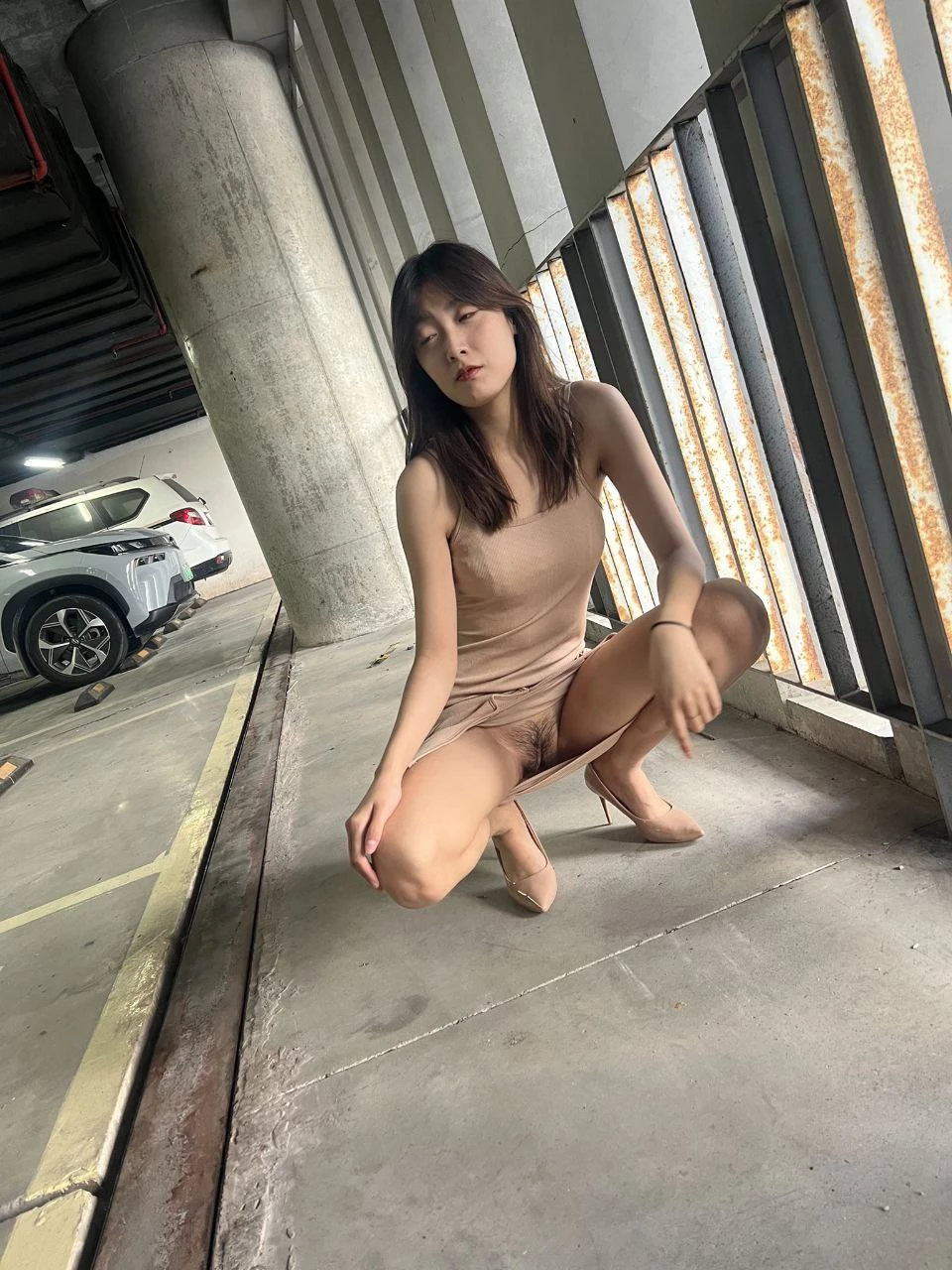 停车场激情露出[10P]