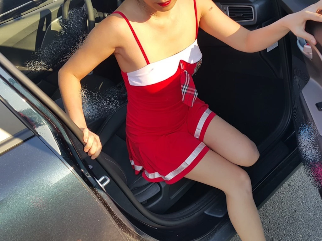 小嫩妹在大街上穿这样性感的衣服，这是想让男人强奸吗[19P]