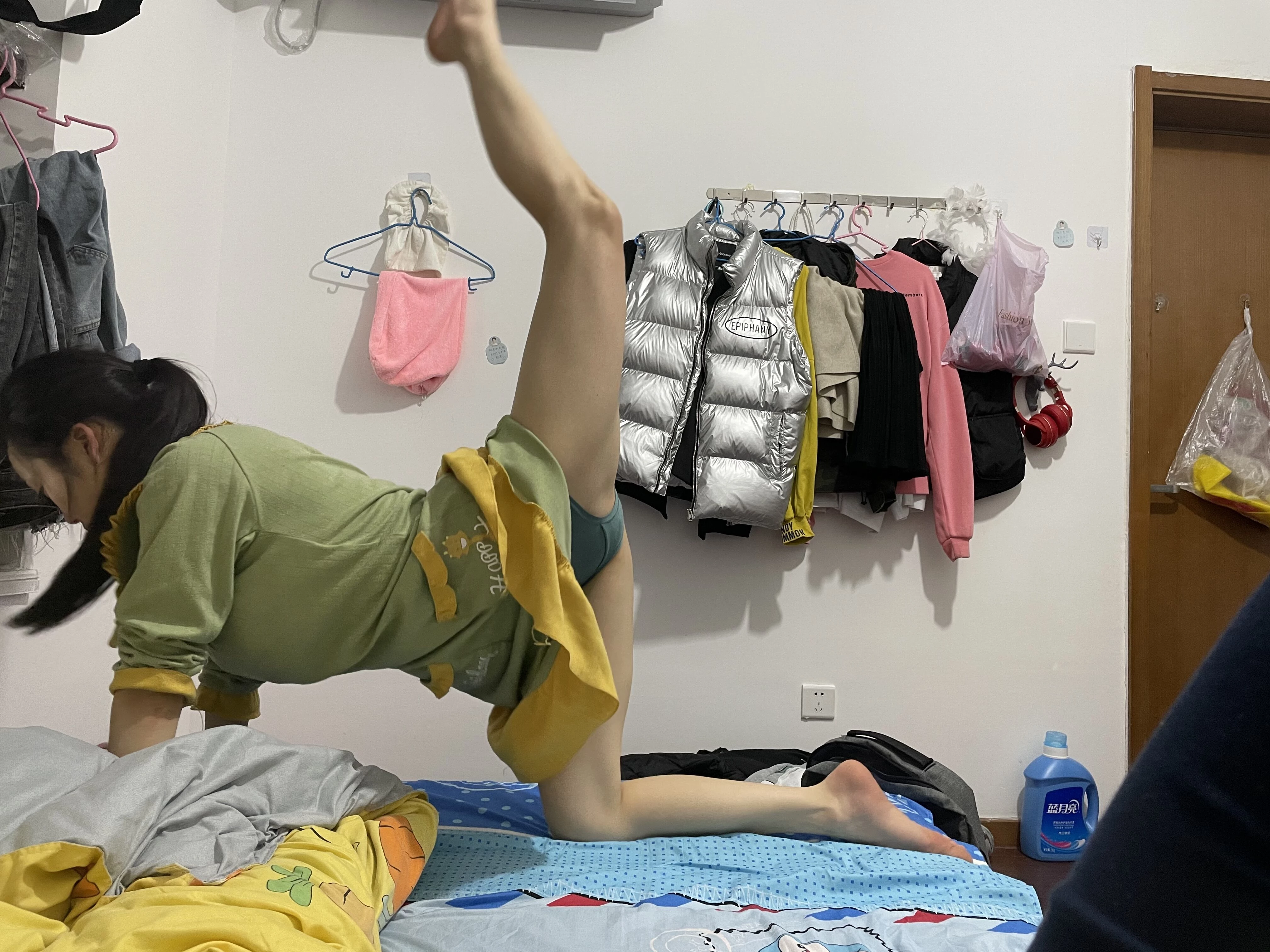 [原创][丝袜博士]千里姻缘一线牵 骚逼上面有红线 莫问谁是有缘人 白丝足交爽翻天[22P]