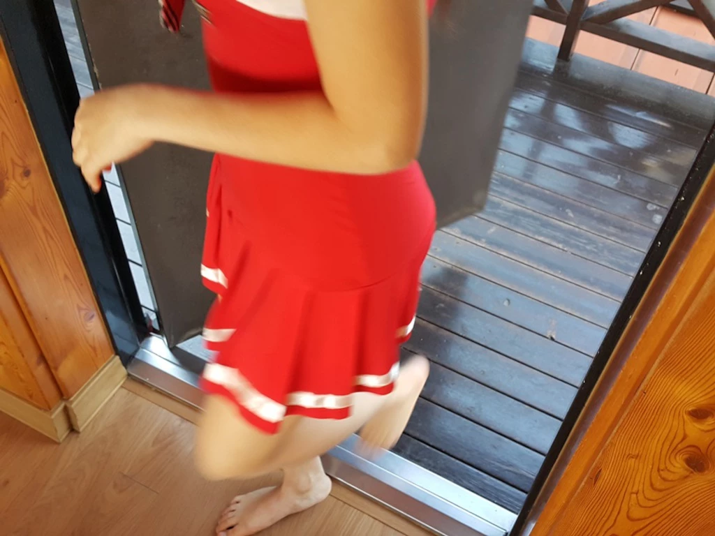 小嫩妹在大街上穿这样性感的衣服，这是想让男人强奸吗[19P]