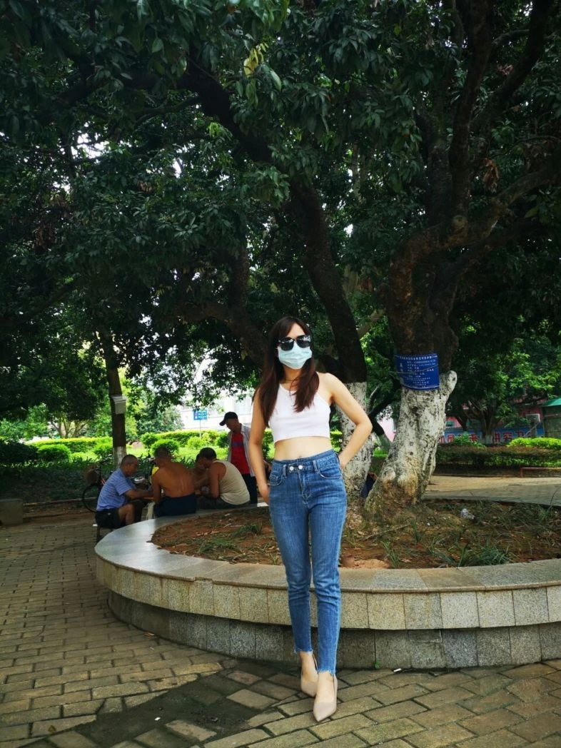 美到极致，坚挺的胸部没有一丝下垂，细腰丰臀[18P]