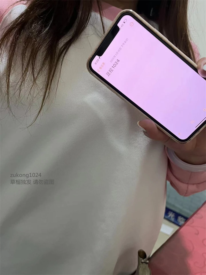 [原创][足控淫妻社]0311 在刘华强的注视下 两口子一桌子菜都不吃了 饭店包厢直接吸出 [18P]