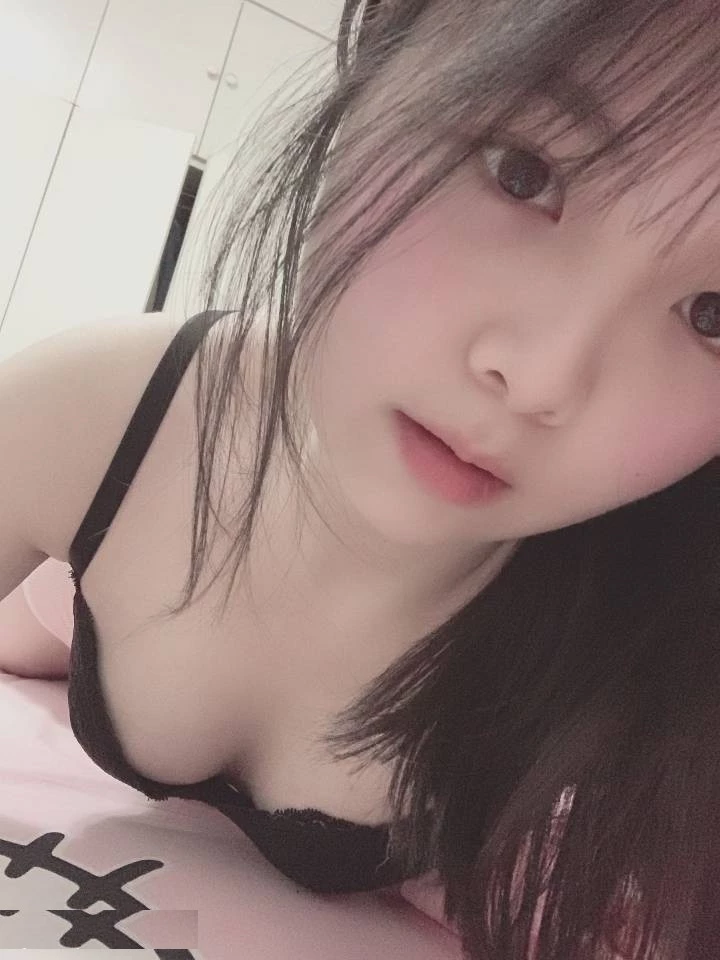 这么一对又白又嫩的奶子，把鸡巴夹紧使劲的摩擦，非常舒服啊[15P]