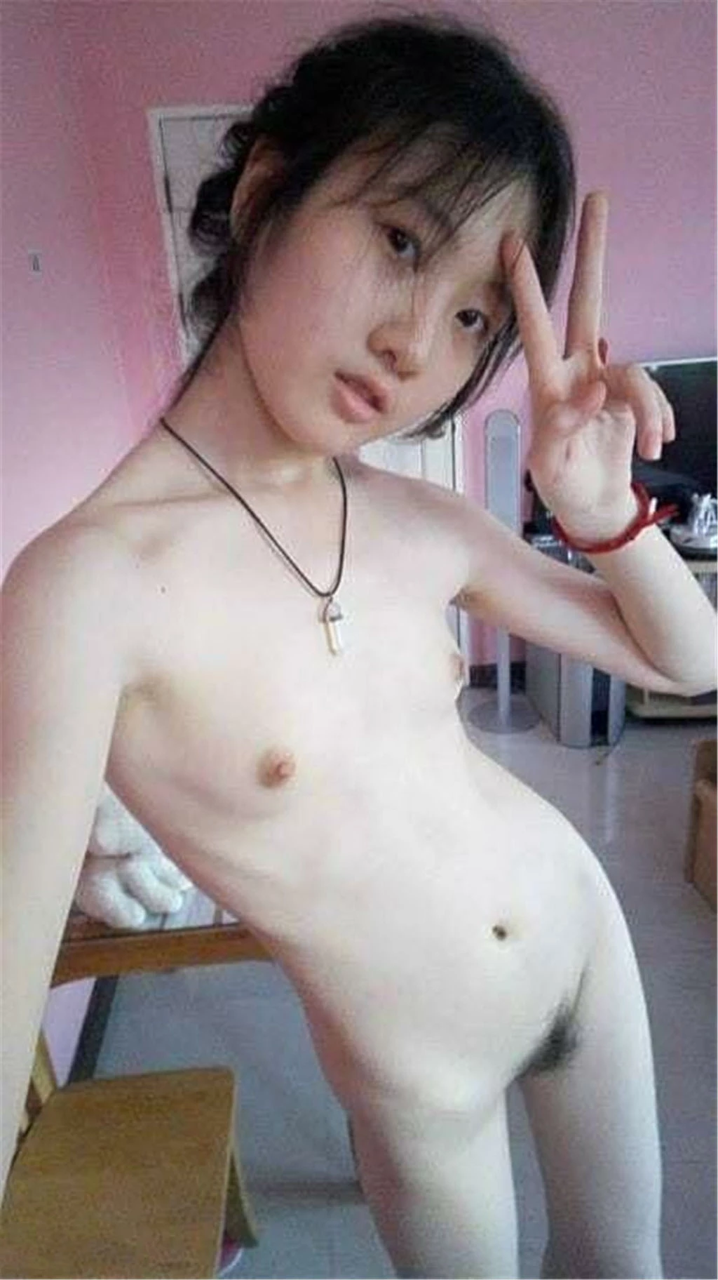女友宿舍比谁胸美[13P]