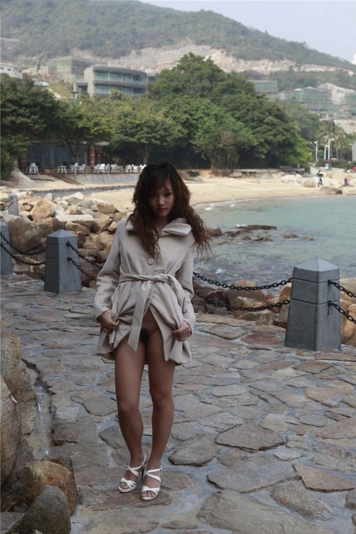小骚货在海边露脸 [12P]
