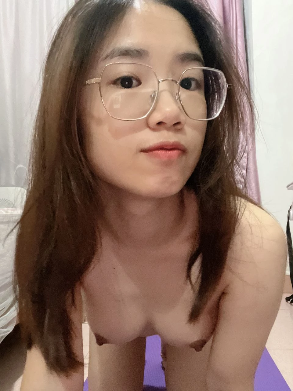 瑜伽垫上叉腿托奶[10P]