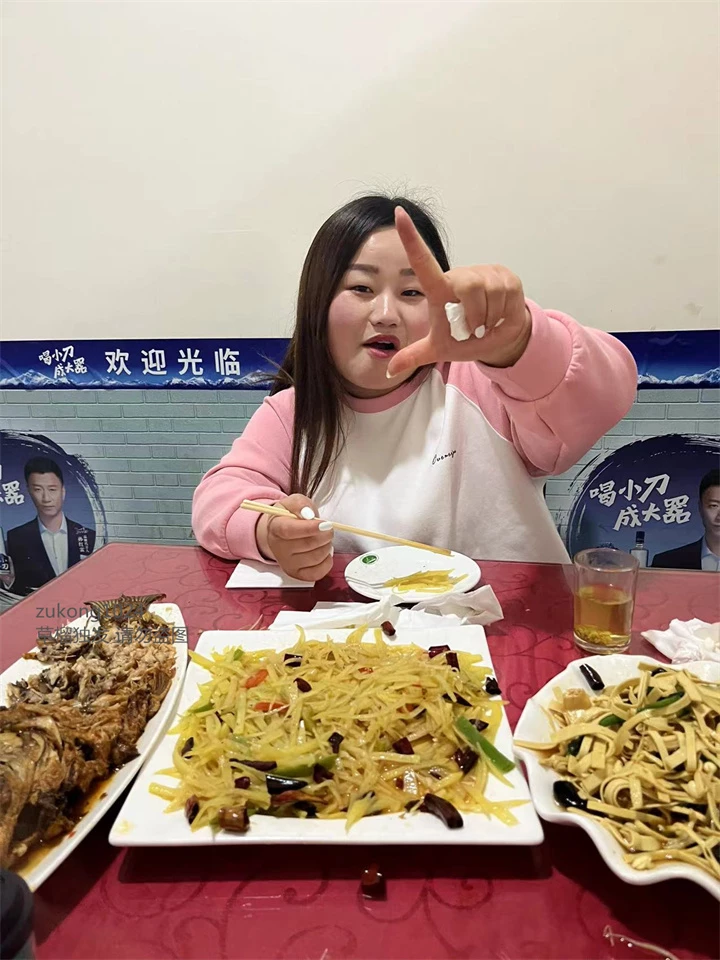 [原创][足控淫妻社]0311 在刘华强的注视下 两口子一桌子菜都不吃了 饭店包厢直接吸出 [18P]