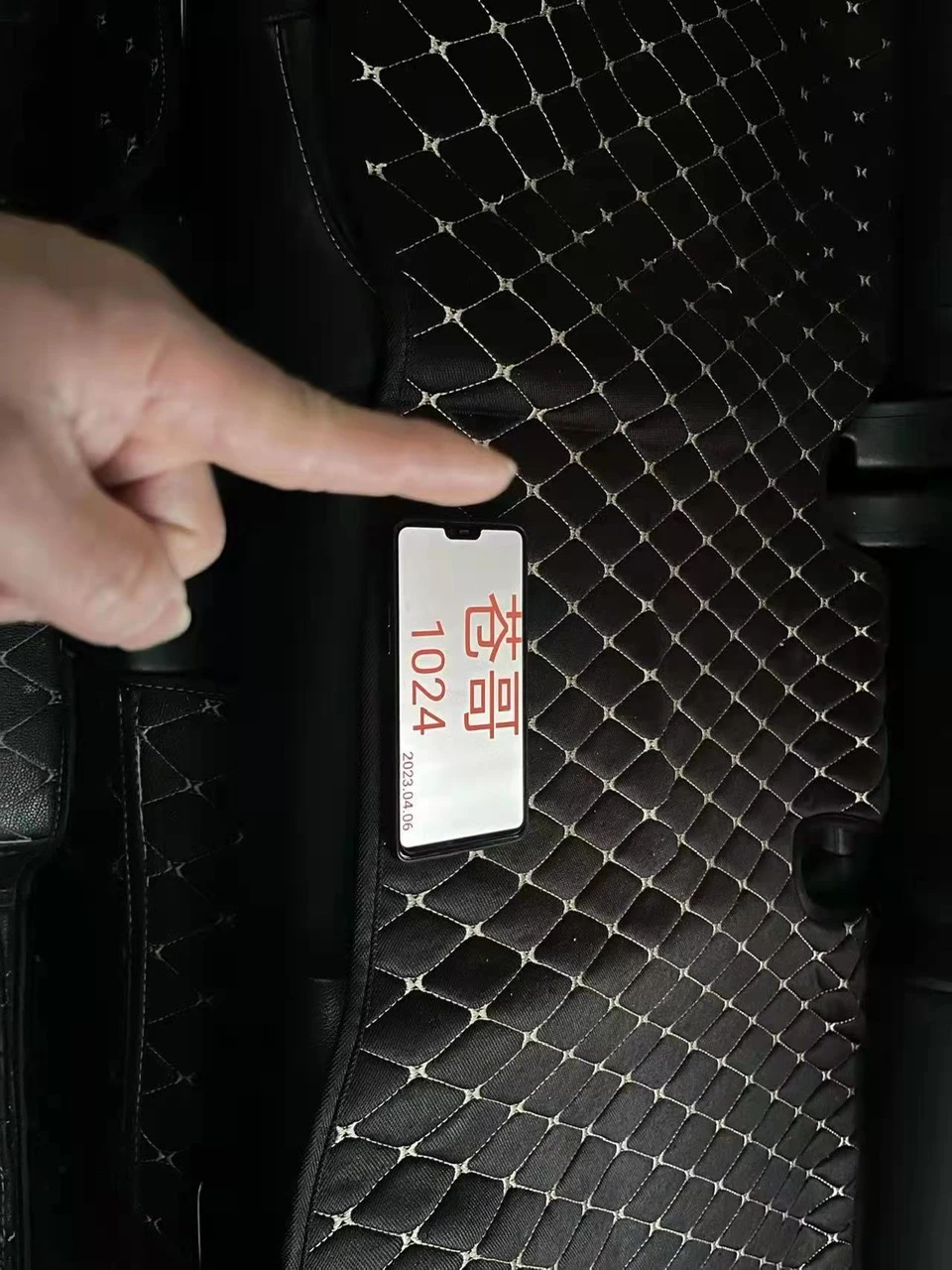 ［原创］手势举牌双认证，投稿给苍哥，重口熟女慎入，我向来是不喜欢修图的，在车里冲锋熟女，玩的就是个泄火，这温州老哥可以［13P］
