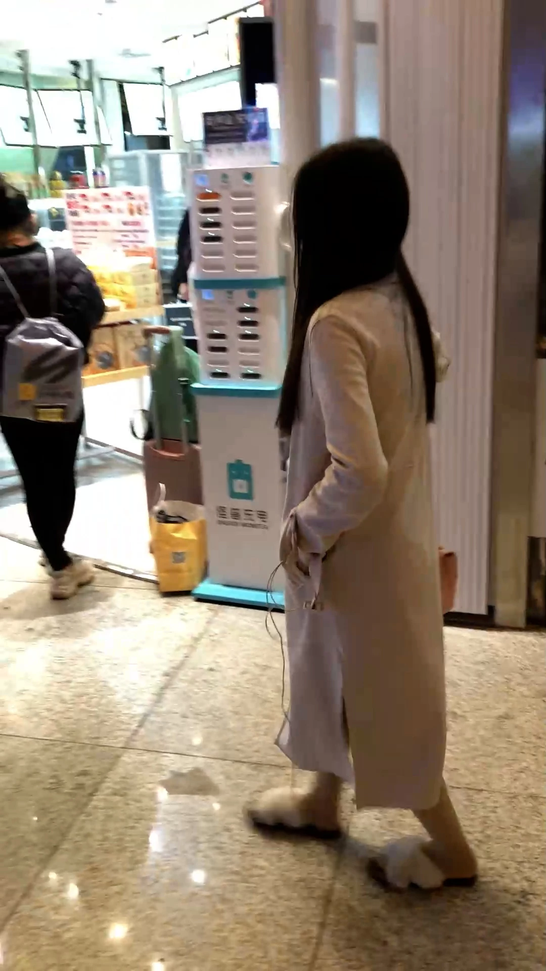 约妹子武汉看樱花 做爱拍私房照[24P]