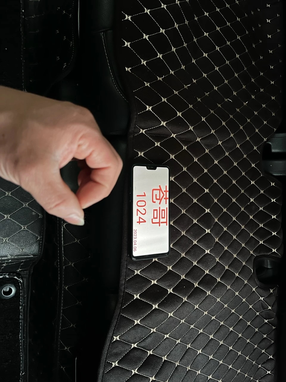 ［原创］手势举牌双认证，投稿给苍哥，重口熟女慎入，我向来是不喜欢修图的，在车里冲锋熟女，玩的就是个泄火，这温州老哥可以［13P］