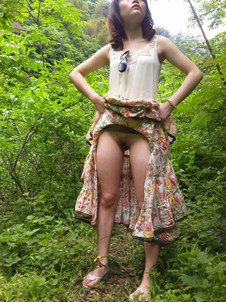 精典野外露出之美妞在山中[16P]