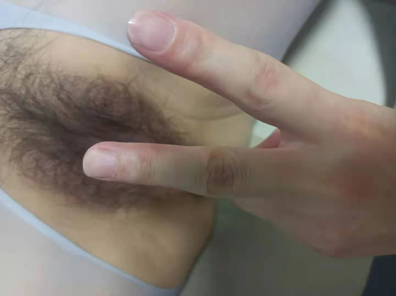 ［原创］手势涂鸦双认证，苍哥接投稿，喜欢下贱评论的大学老师荡妇，西安新手夫妻找单男操她老婆，穿着开裆丝袜做爱，屁股上写着苍哥的名字，被满满地内射了一子宫，渴望早日被多P，谁来治治水？