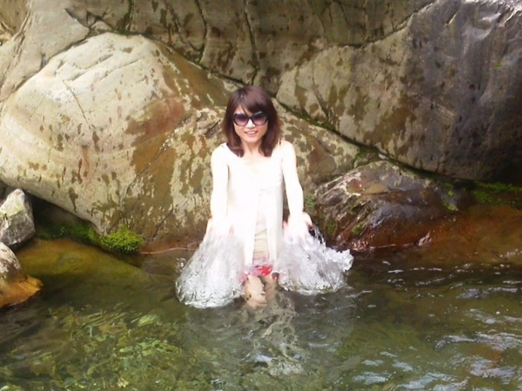 精典野外露出之美妞在山中[16P]