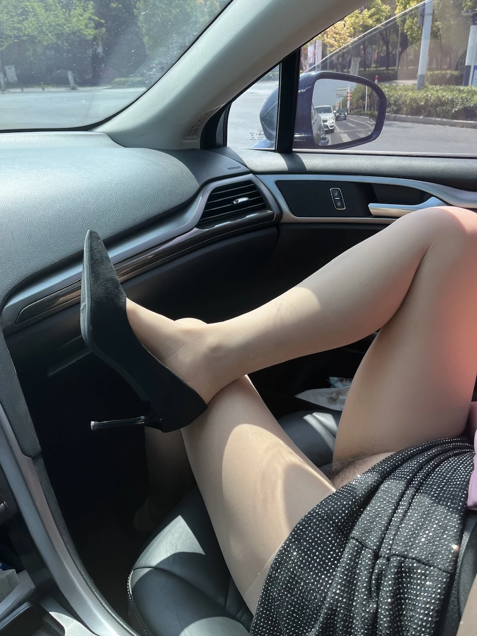 ［原创］手势举牌双认证，苍哥接投稿，安徽宿州夫妻，小嫂子在车上穿着开档丝袜，阳光正好打在阴毛上，刺激的肉瓣满满的水，老哥忍不住探入交了公粮［23P］